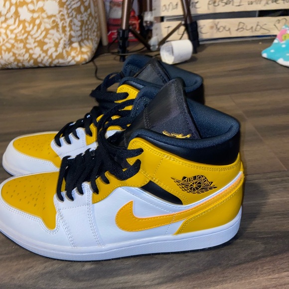 Air Jordan 1 University Gold Mids - Picture 1 of 3
